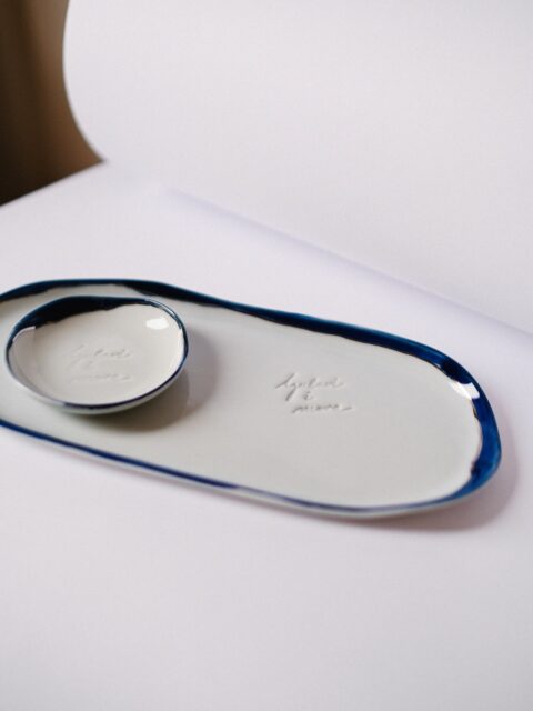 Ljubavi i Mora Set
Tacna i zdjelica izrađene su od najfinijeg francuskog porcelana sa detaljima oksida kobalta i platine, plemenitog metala poznatog po hladnom sjaju i dugotrajnosti. 🐚
Spoj dubokog plavog tona i sjaja platine unosi osjećaj elegancije i tihe prefinjenosti u svaki prostor. 🌊
Svaki komad nosi ručno oblikovan i oslikan rub i diskretni reljef ‘ljubavi i mora’, što ga čini jedinstvenim ✨
Idealno za serviranje sitnih zalogaja, odlaganje nakita ili kao samostalni dekorativni predmet. 🪸
limited edition / dostupni su setovi sa detaljima platine i bez
more info • DM