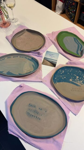 Naša prva radionica izrade keramičkih tanjira u Podgorici 🌊
Morske poruke, druženje, i stvaranje, može li ljepše?